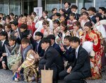 にぎやかに記念写真に納まる出席した若者たち＝７日、境港市上道町の市民交流センター