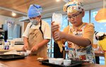 県産米粉を使ったマフィンの生地を絞り出す子どもたち
