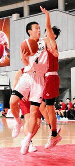 男子１回戦・鳥取城北－黒沢尻工（岩手）　鳥取城北は第１クオーターで蓑原（４）がシュートを決めて４－０とリードする＝東京体育館