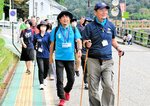三朝温泉街を散策する参加者＝２５日、三朝町三朝