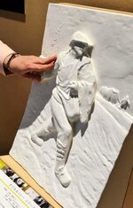 館内に設置された「種をまく人」の立体レリーフ「手でみるミレー」。視覚障害者も健常者も手で触ってミレーを鑑賞できる新たな試みだ