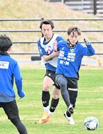 果敢な攻撃参加が光る文（右）＝オールガイナーレＹＡＪＩＮスタジアム
