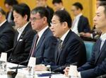 　「能動的サイバー防御」に関する有識者会議で発言する岸田首相（右から２人目）。同３人目は河野デジタル相＝７日午前、首相官邸
