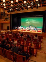 約１年ぶりに開館し、どじょうすくい踊りの体験を楽しむ観光客ら