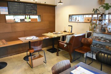 木のぬくもりが感じられる明るい店内。バリアフリーでさまざまな年代がくつろぐことができます。