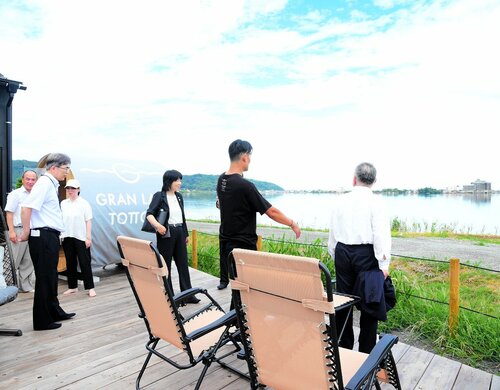 東郷池の絶景が目の前に広がるグランピング施設を見学する関係者ら
