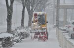 24日午前８時５５分ごろ、米子市両三柳