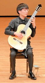 思いを込めてギターを演奏する出場者