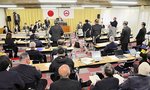 校名を「成徳小」とする修正動議に賛成して起立する議員＝１７日、鳥取県倉吉市役所