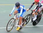 男子４０００メートル速度競走・準決勝　吉田奏太（左）は決勝進出を逃したが、力強い走りを見せた＝函館競輪場