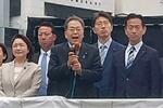 　街頭演説する公明党の斉藤代表（中央）＝２日午前、東京・ＪＲ池袋駅前