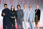 　記者会見に登場した（左から）グレッグ・ターザン・デイビス、ヘイリー・アトウェル、トム・クルーズ、クリストファー・マッカリー監督、サイモン・ペッグ、ポム・クレメンティエフ＝５月７日、東京都港区