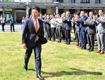 職員らに拍手で出迎えられながら市役所に登庁する門間市長（左）＝１日、豊岡市中央町