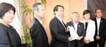 要望書を平井知事に手渡す藤井会長（右から３人目）＝２日、鳥取県庁