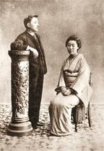 　ＮＨＫ連続テレビ小説「ばけばけ」のモデルとなる小泉セツ（右）と、夫のラフカディオ・ハーン（小泉八雲記念館提供）