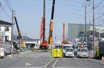 　県道が陥没しトラックが転落した事故現場周辺＝３０日午後、埼玉県八潮市