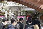 　アクセスが関与していたソープランドを捜索する捜査員ら