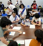 「持ち出し品ゲーム」に挑戦する参加者ら