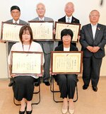 藤井副会長（右）から表彰状、感謝状を贈られた団体の代表者ら