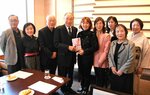 鷲見恵理子さん（左から５人目）に活動資金を手渡す野坂会長（同４人目）
