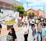 ゴールデンウイーク期間中、観光客でにぎわった水木しげる記念館前＝５月５日、境港市本町
