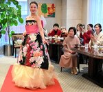 着物をアレンジした華やかなドレスを披露する参加者ら＝２日、鳥取市永楽温泉町のホテルモナーク鳥取