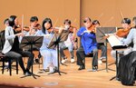 リハーサルで入念に音合わせする山田さん（左）ら