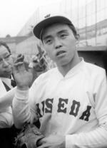 　１９７８年５月、試合後に取材に応じる早大の岡田彰布＝神宮