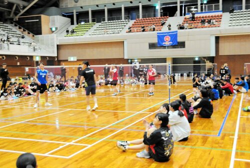 【プレーに圧倒】 コートを囲んで最高峰レベルのプレーを観戦