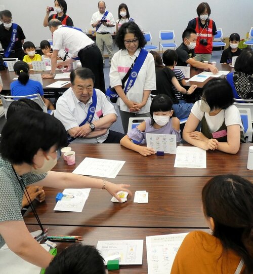 「持ち出し品ゲーム」に挑戦する参加者ら