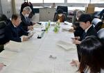 　「２馬力」の選挙運動を防止する独自策について協議する鳥取県選挙管理委員会の会合＝２６日午後、県庁