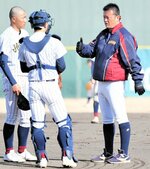 甲子園入り前の実戦練習でバッテリーに助言する大林監督（右）＝鳥取城北高硬式野球部専用グラウンド