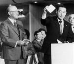 　西武の管理部長だった１９８５年、ドラフト会議の抽選で清原和博さんを引き当てた根本陸夫さん（右）