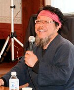 生徒に寄り添った経験などを基に人生論を語る小玉さん＝２６日、新温泉町湯の「ログハウス・カナダ」