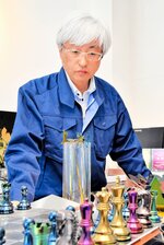 発色ステンレスのサンプルを前に、開発の成果をより多くの人に知ってもらい活用してほしいと語る川見さん＝鳥取市南栄町のアサヒメッキ