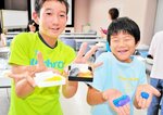 完成したオリジナルの化石レプリカを手にする子どもたち＝１９日、新温泉町芦屋の山陰海岸ジオパーク館