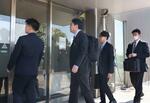 　新仙台郵便局に立ち入り検査に入る東北運輸局の職員ら＝８日午前、仙台市