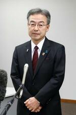　記者団の取材に応じる福井県の杉本達治知事＝２４日、福井県庁