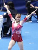 　体操のＮＨＫ杯女子個人総合の平均台で着地し、笑顔の杉原愛子＝５月、高崎アリーナ