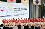 　国際赤十字・赤新月運動のスペシャルデーで、演奏を披露する早稲田大阪高の「ウィンドバンド」＝８日午前、大阪市此花区の夢洲