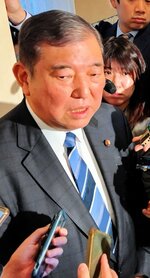 党大会後、報道陣の取材に応じる石破氏＝１７日、都内