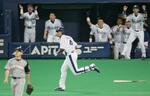 　２００６年１０月、日本ハムとの日本シリーズ第１戦で、適時打を喜ぶ中日ベンチ＝ナゴヤドーム（現バンテリンドームナゴヤ）