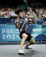　男子シングルス２回戦　スロベニア選手と対戦する戸上隼輔＝パリ（共同）