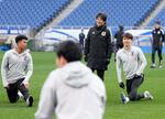 　サッカーＷ杯アジア最終予選のサウジアラビア戦に向け、最終調整する田中（右）ら＝埼玉スタジアム