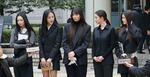 　７日、ソウル中央地裁の前で報道陣の取材に応じる人気女性アイドルグループ「ＮＪＺ」（旧ニュージーンズ）のメンバーら＝ソウル（聯合＝共同）