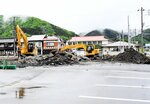 ローソンが出店する予定のトスク丹比店跡地。店舗の解体工事が行われている＝４月３０日、八頭町北山