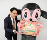 イベントをＰＲする三重県関西事務所の真田幸浩さん（左）と兔の助
