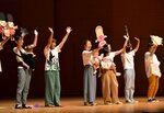 振り付けを交えながら童謡を披露する出演者
