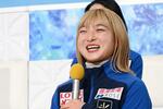 　記者会見で笑顔を見せる坂本花織＝２日、東京都港区