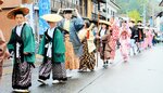 衣装に身を包んで大名行列を披露する子どもたち＝２９日、香美町村岡区の村岡商店街